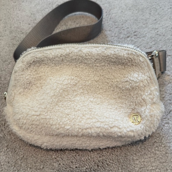 Lululemon Everywhere Fleece Belt Bag - Picture 3 of 10